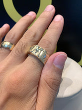 Carregar imagem no visualizador da galeria, Anel de Moeda Antiga Personalizado Com Letra Com Pedras Laterais