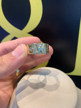 Carregar imagem no visualizador da galeria, Anel de Moeda Antiga Personalizado Com Letra Com Pedras Laterais
