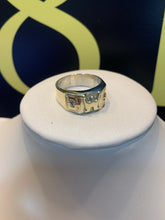 Carregar imagem no visualizador da galeria, Anel de Moeda Antiga Personalizado Com Letra Com Pedras Laterais