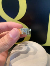 Carregar imagem no visualizador da galeria, Anel de Moeda Antiga Personalizado Com Letra Com Pedras Laterais